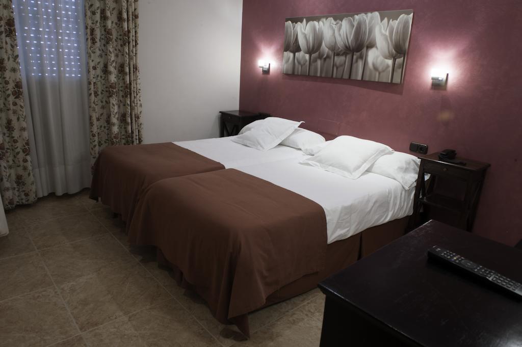 Hotel Alfonso IX (Adults Only) Caces Eksteriør billede